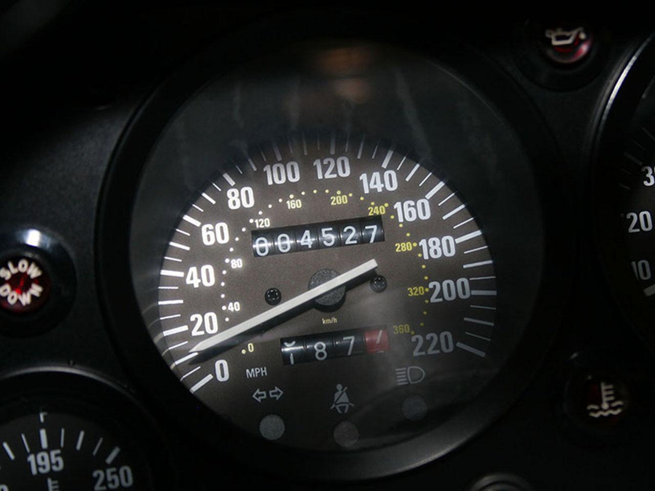 40 миль в час в км. Приборная панель Ferrari f40. Феррари ф40 приборная панель. Ferrari f40 салон спидометр. LM f40 Speedometer 1989.